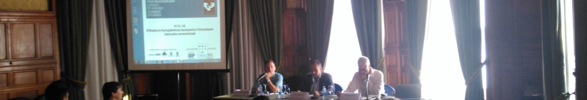 Apertura del curso con Juan Manuel Balerdi (Euskal Fondoa), Igor Alvarez (UIK) y Pau Ortega (AVCD)
