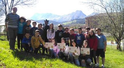 Los alumnos de Zelaieta Herri-Eskola reciben el diploma que acredita su triunfo en el Concurso de Canciones