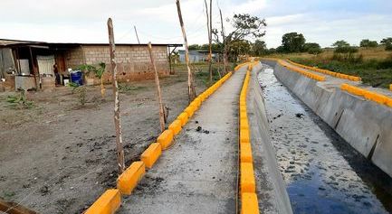 Construcción de 900 ml de canal trapezoidal de concreto reforzado y andenes para el drenaje pluvial de Ciudadela San Martín. Fase I